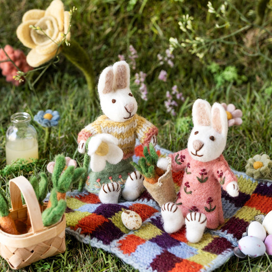 Filzhase "Mädchen" mit Schneeglöckchen"