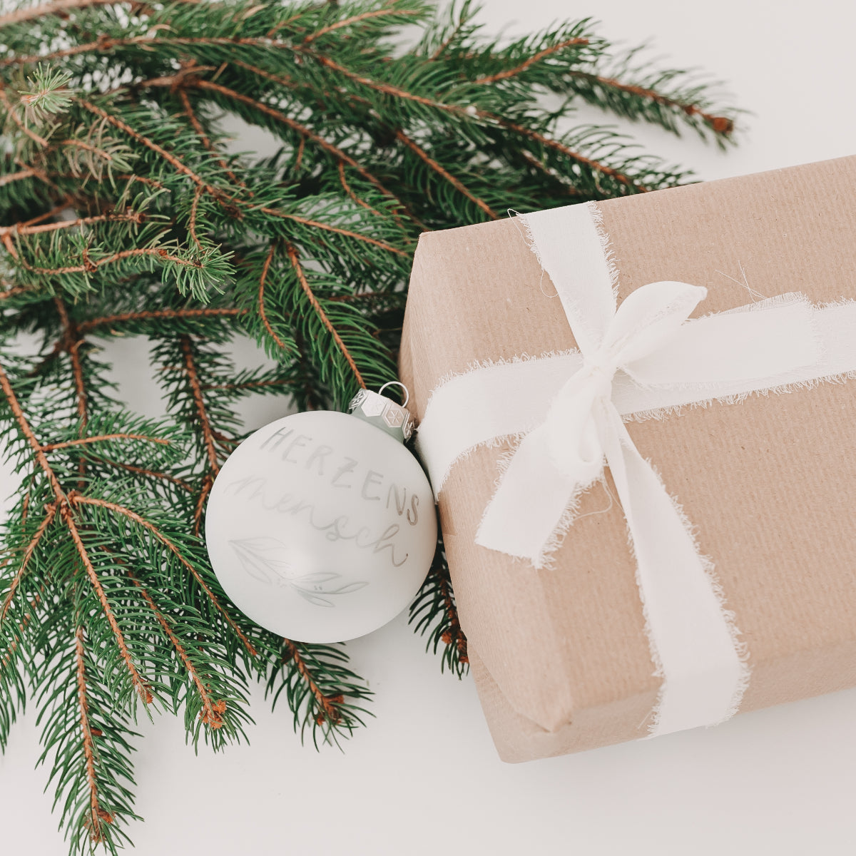 Christbaumkugel, weiß handbeschrieben (8cm)