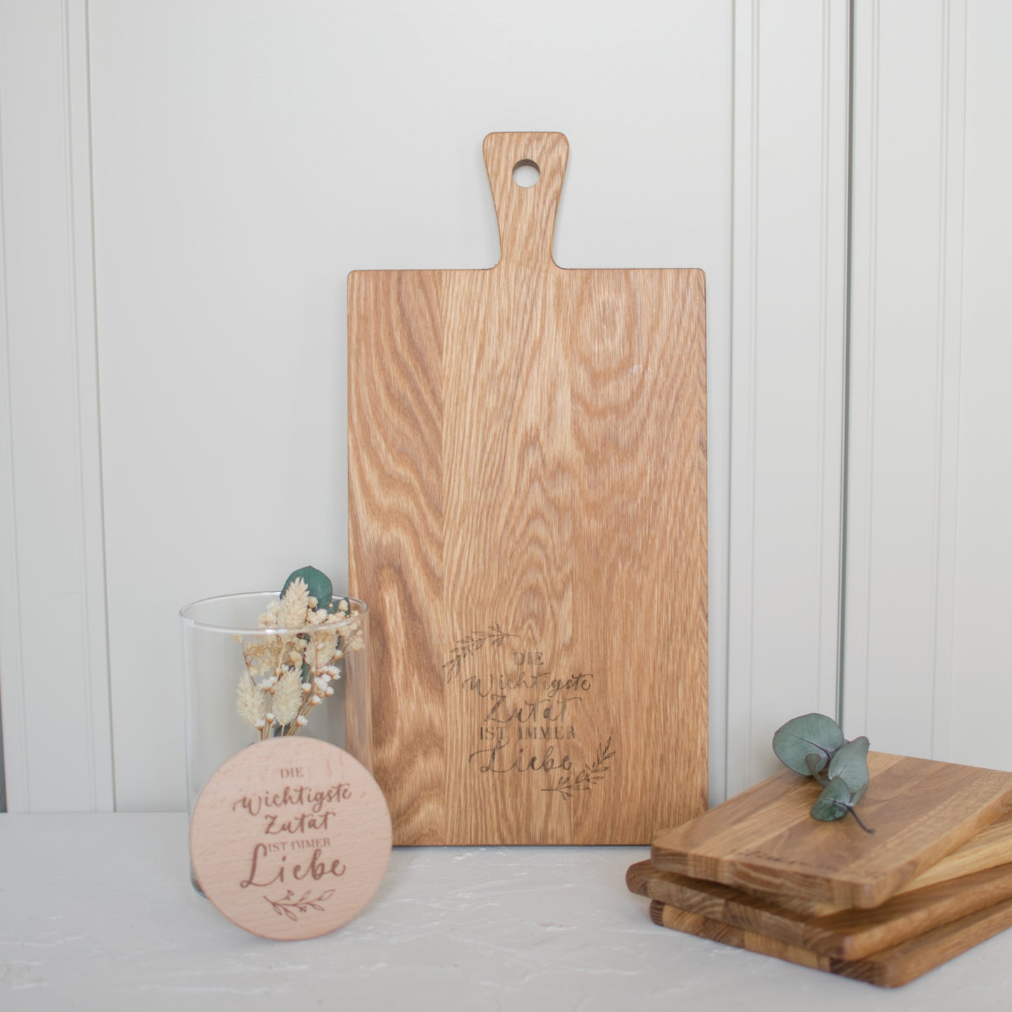 Holzbrett mit Griff "Die wichtigste Zutat ...", Eiche geölt
