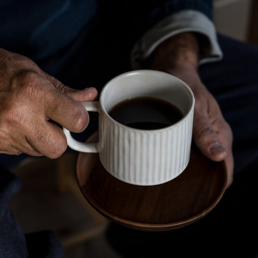 Tasse "geriffelt", weiß/gestreift