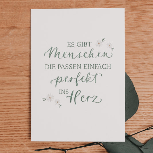 Postkarte "Menschen passen perfekt ins Herz"