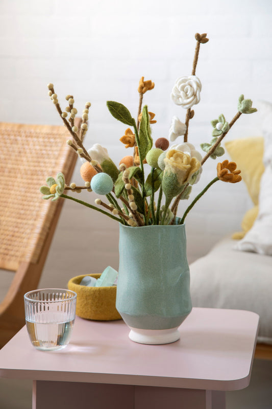 Filzblume "Anemone", gelb von Gry & Sif – Detail oder Dekorationsbeispiel