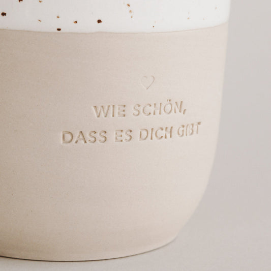 Becher "Wie schön dass es dich gibt" von Eulenschnitt – Foto: Eulenschnitt
