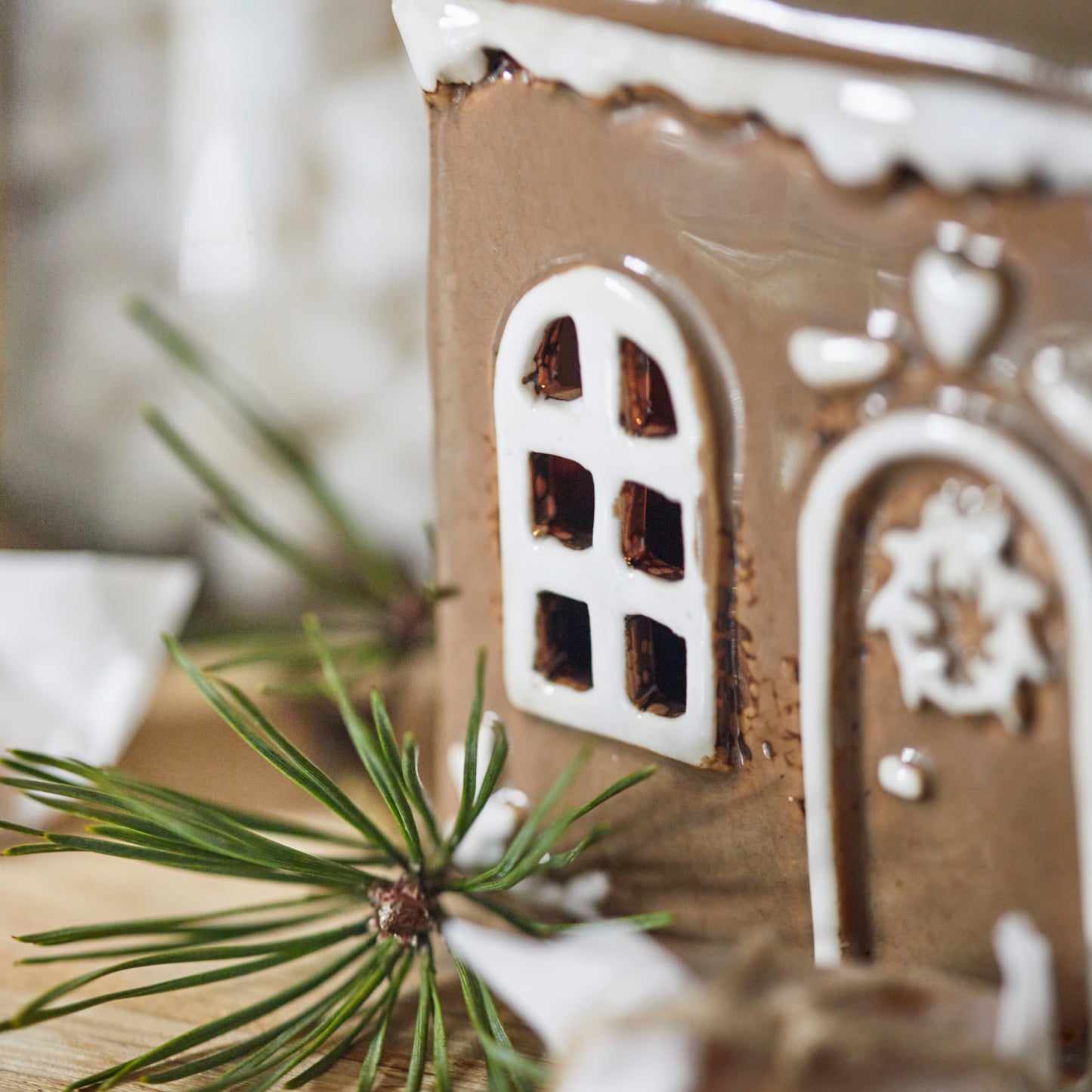 Lebkuchenhaus mit Türkranz, Keramik