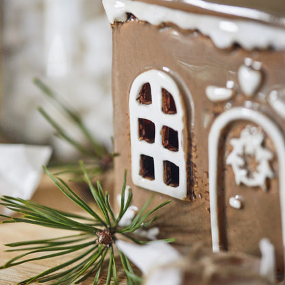 Lebkuchenhaus mit Türkranz, Keramik