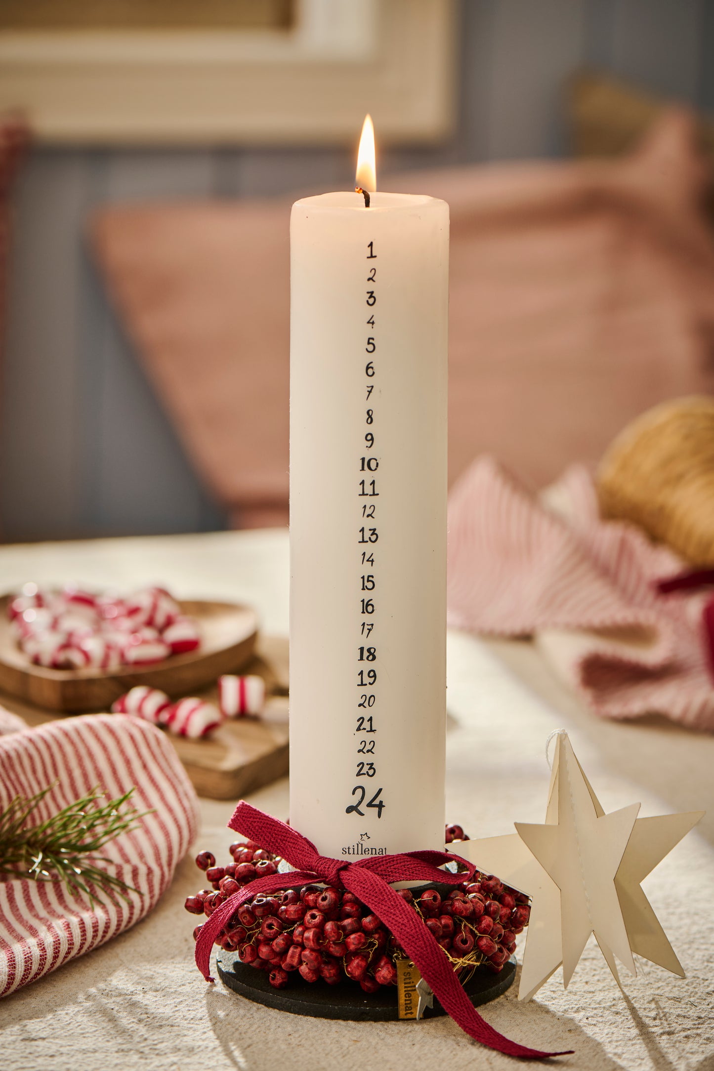 Weihnachtskerze 1-24 weiss m/dunkelgrauen Zahlen