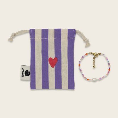 Perlenarmband mit Karabinerverschluss im Säckchen