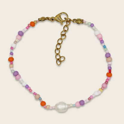 Perlenarmband mit Karabinerverschluss im Säckchen