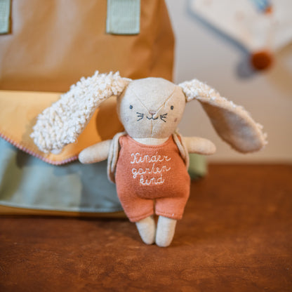 Hase "Kindergartenkind" mit Rucksack, apricot/grün