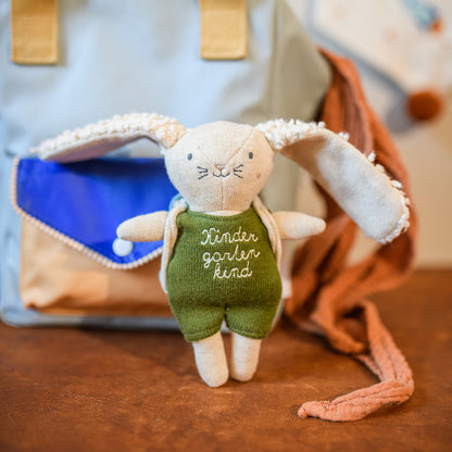 Hase "Kindergartenkind" mit Rucksack, oliv/blau