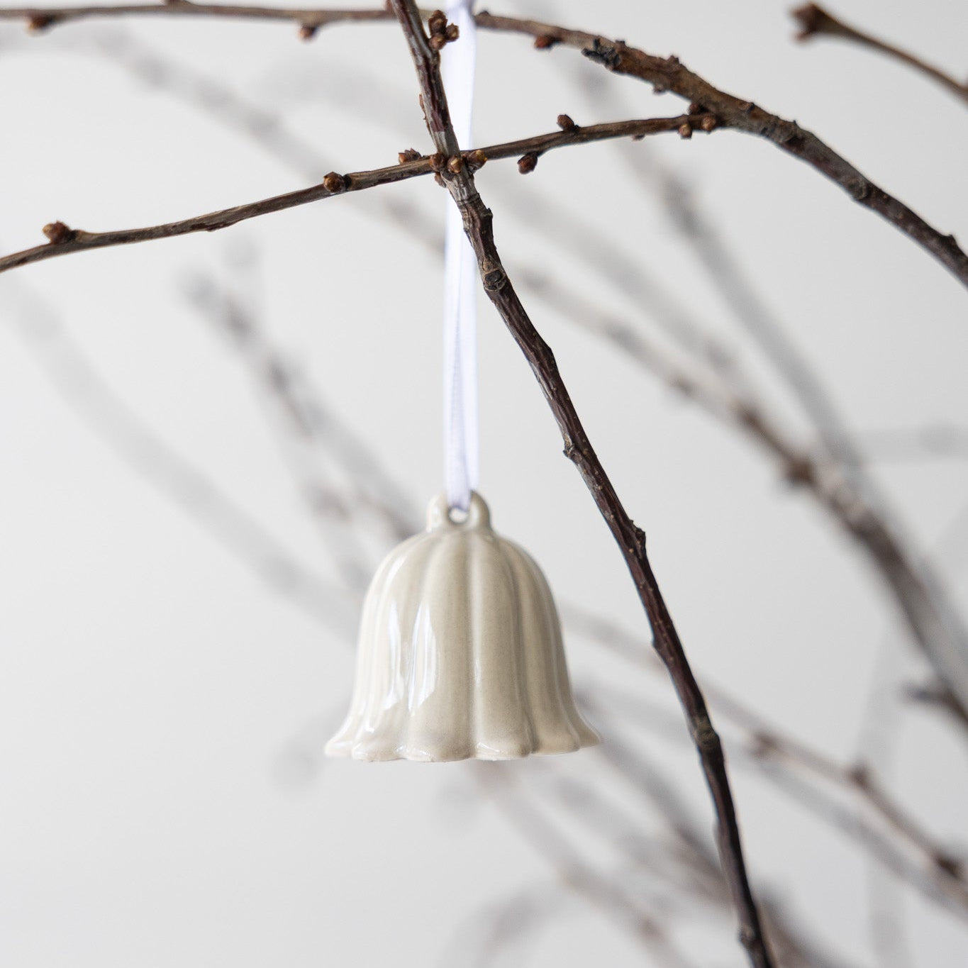 Keramikblume  hängend "Klocklilja" beige