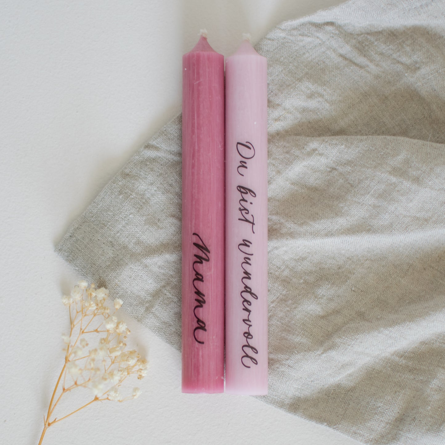 Stabkerzenset "Mama", rosa/optional mit Kerzenständer