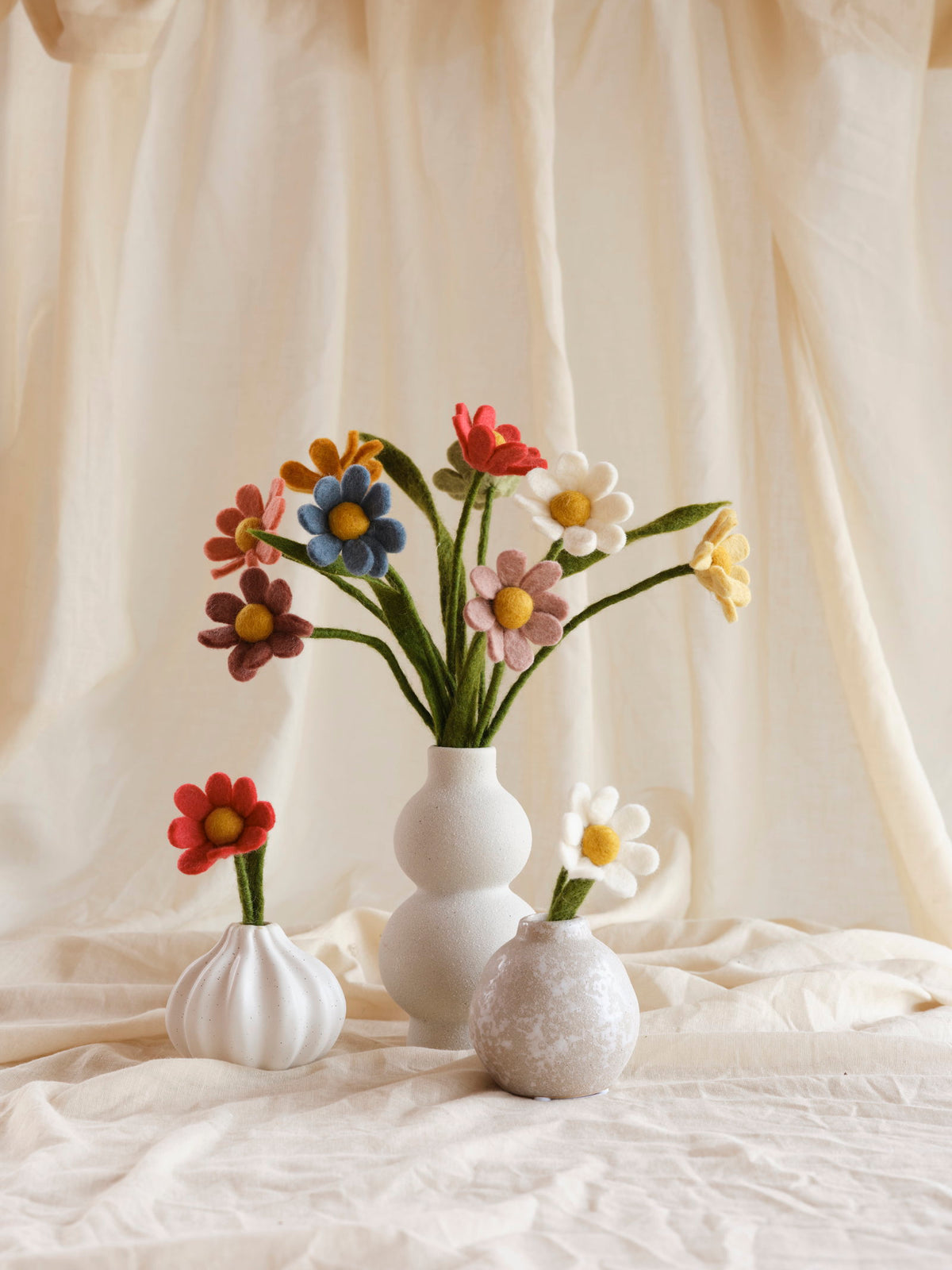 Filzblume "Anemone", gelb von Gry & Sif – Detail oder Dekorationsbeispiel