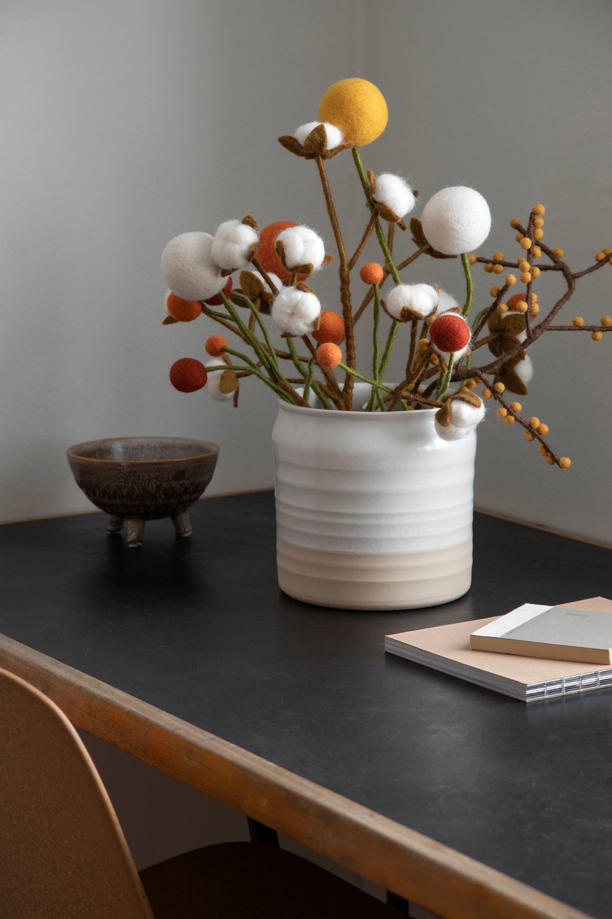 Filzblume "Dot", gelb von Gry & Sif – Dekorationsbeispiel
