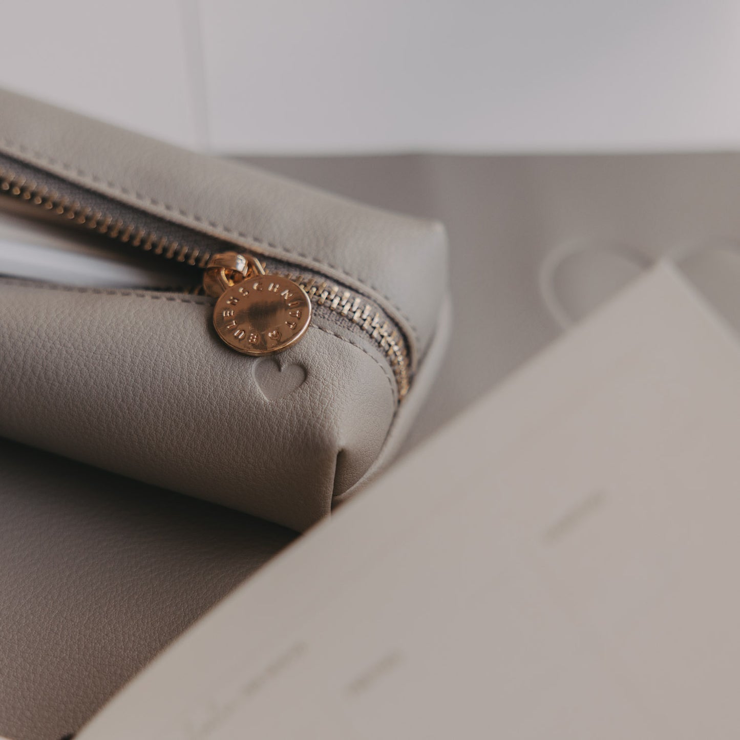 Federtasche "Herz taupe"
