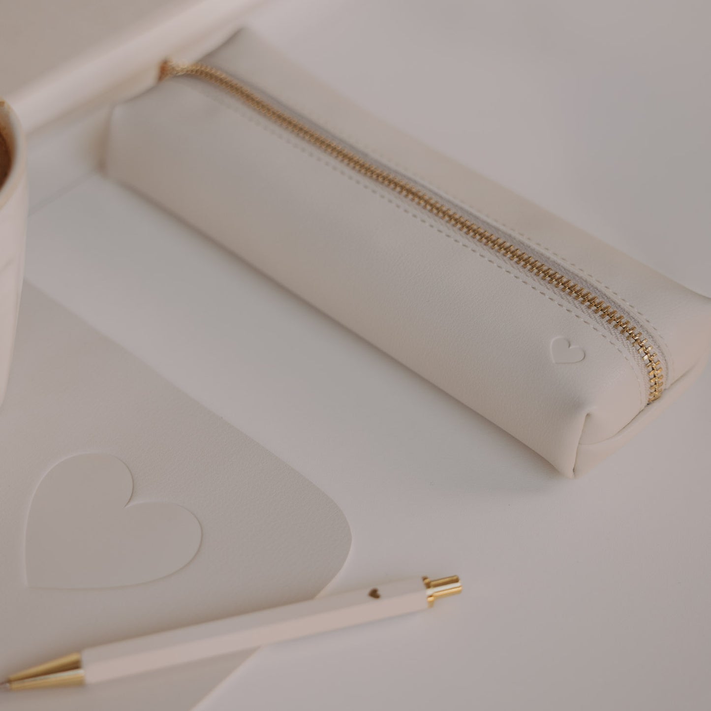 Federtasche "Herz creme"